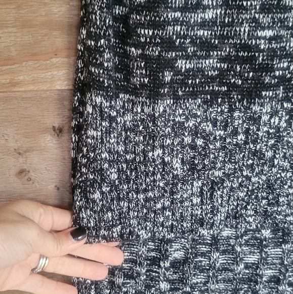 Express Black and White Sleeveless Sweater High Low Size Small - Picture 3 of 6